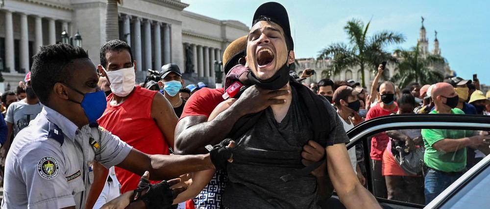 Die Polizei verhaftete auch Demonstranten in Havanna - zudem soll es Schüsse auf die Protestierenden gegeben haben.