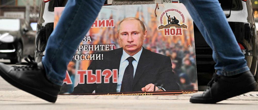 Kampfansage. "Wir sind mit ihm für Russlands Souveränität! Und du?", fragt dieses Plakat vor der Moskauer Duma autoritätshörige Bürgerinnen und Bürger.