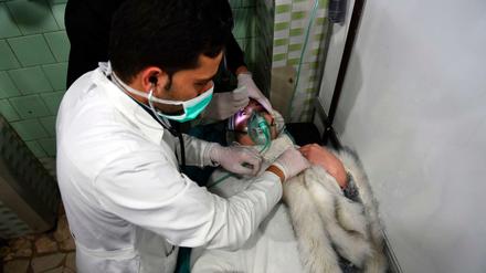 Eine syrische Frau wird in einem Krankenhaus in Aleppo behandelt.