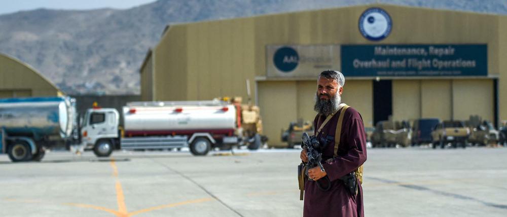 Ein Taliban-Kämpfer am Flughafen von Kabul (Archivbild vom August 2021) 