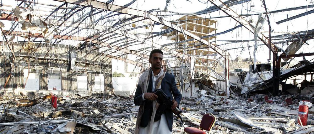Tod und Zerstörung. Immer wieder attackieren saudische Kampfjets die gegnerischen Huthis. Vor einer Woche wurden dabei 140 Teilnehmer eine Trauerfeier getötet.