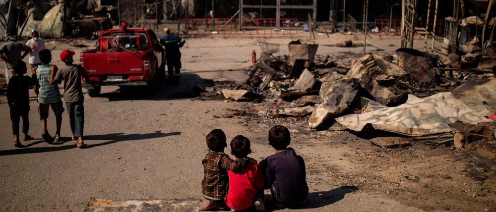 Kinder sitzen nach dem Brand im Camp Moria auf der Straße.