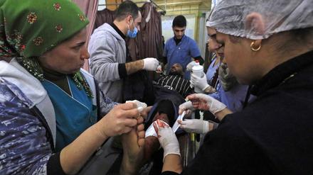 Ein syrischer Kurde, der vermutlich bei einem türkischen Angriff verletzt wurde, wird in einem Krankenhaus im nordsyrischen Afrin behandelt. 