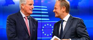 Der Brexit-Unterhändler der EU, Michel Barnier (L) gibt Donald Tusk den Entwurf des Austrittsvertrags am 15. November. 