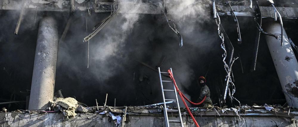 Feuerwehrleute in der Ruine des zerstörten Einkaufszentrums Retroville in Kiew