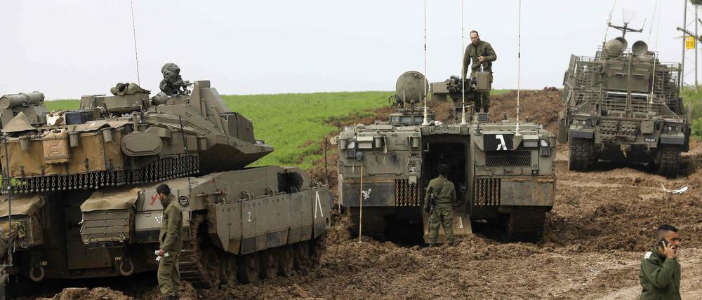 Drei israelische Panzer stehen in der Nähe des Gazastreifens.