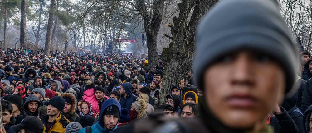 Tausende Flüchtlinge drängen sich an der türkisch-griechischen Grenze.