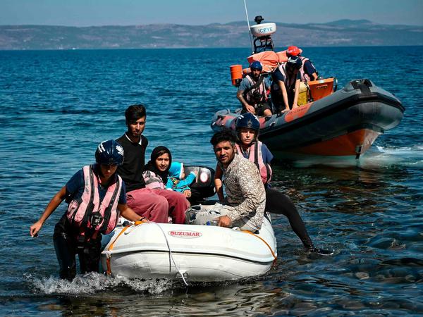 Flüchtlinge landen auf der griechischen Insel Lesbos.