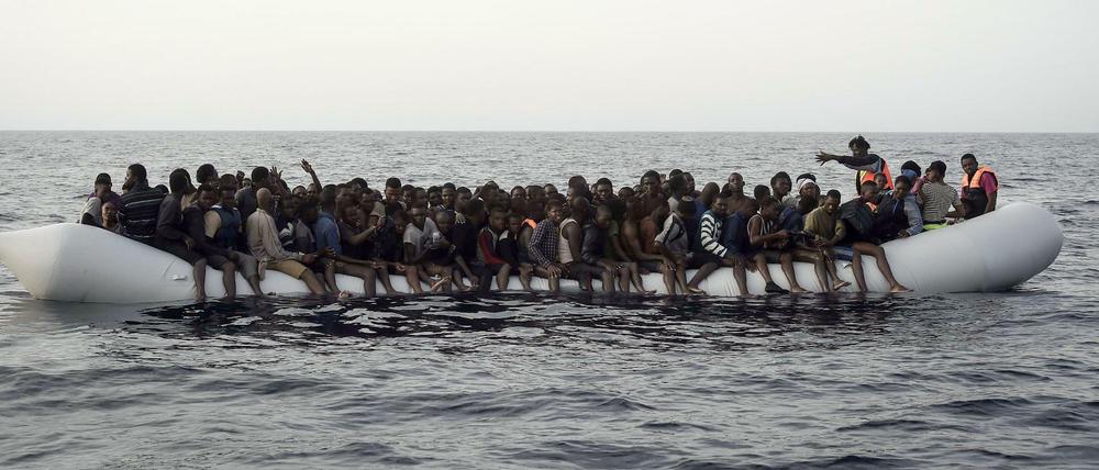 Archivbild: Flüchtlingsboot vor der libyschen Küste.