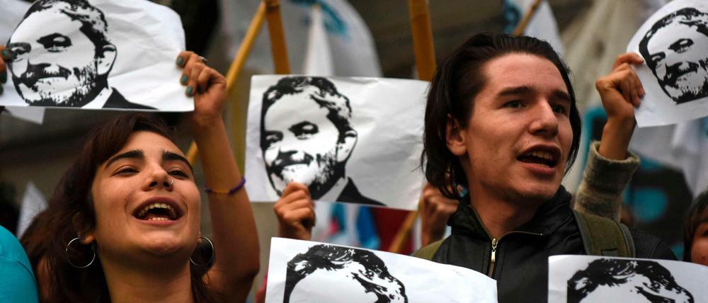 Anhänger von Brasiliens Ex-Präsident Lula demonstrieren in Buenos Aires, Argentinien 
