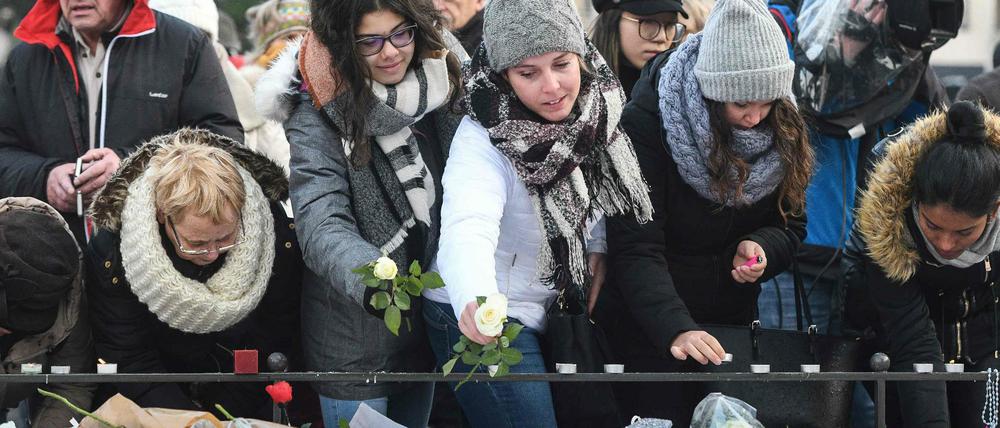 Passanten gedenken in Straßburg der fünf Toten des Terrorattentats. 