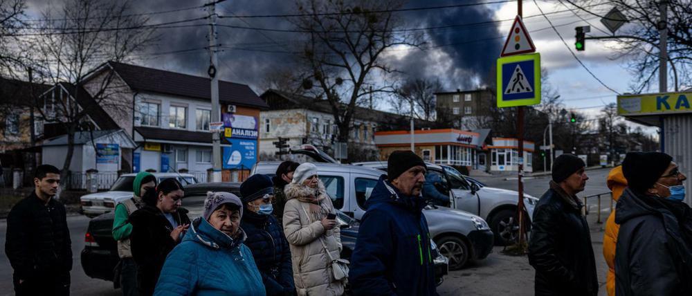 Menschen an einem Supermarkt in der ukrainischen Stadt Vasylkiv bei Kiew