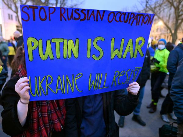 "Putin ist Krieg": Demonstration vor der russischen Botschaft in Berlin.