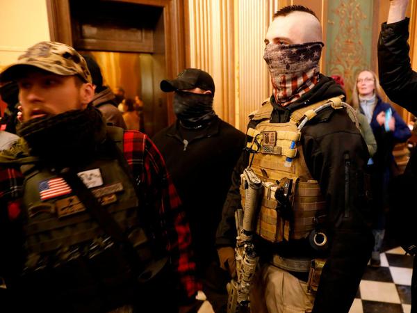 Bewaffnete Protestierer beim gelungenen Versuch, Michigans Parlamentsgebäude in Lansing zu stürmen.