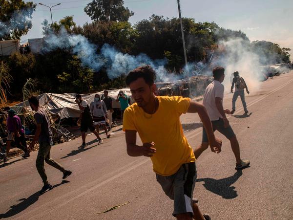 Auf Lesbos kommt protestieren Migranten.
