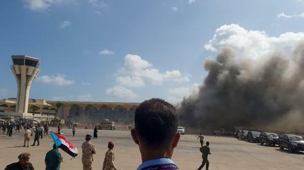 Rauchwolke nach der Explosion am Flughafen in Aden. 