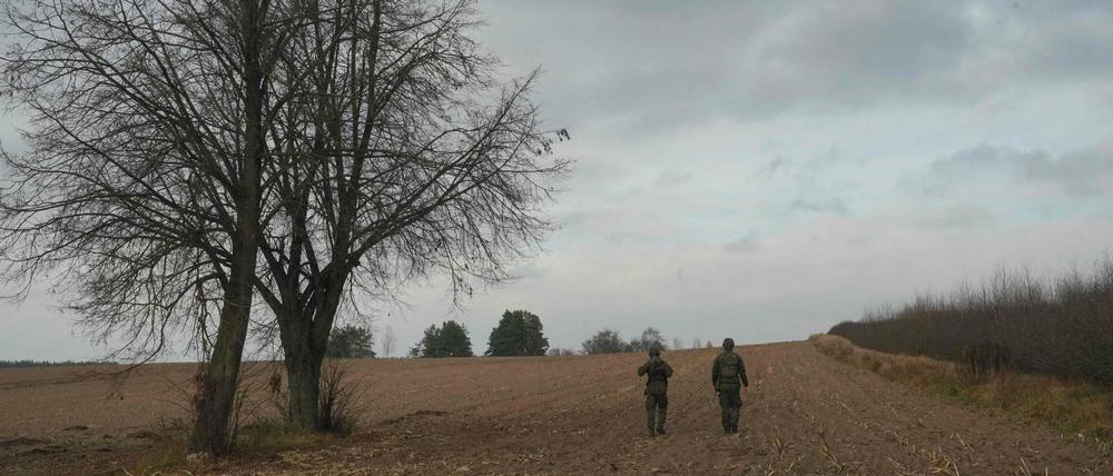 Soldaten patrouillieren in der Nähe der Militärbasis Wiejki in Polen. 