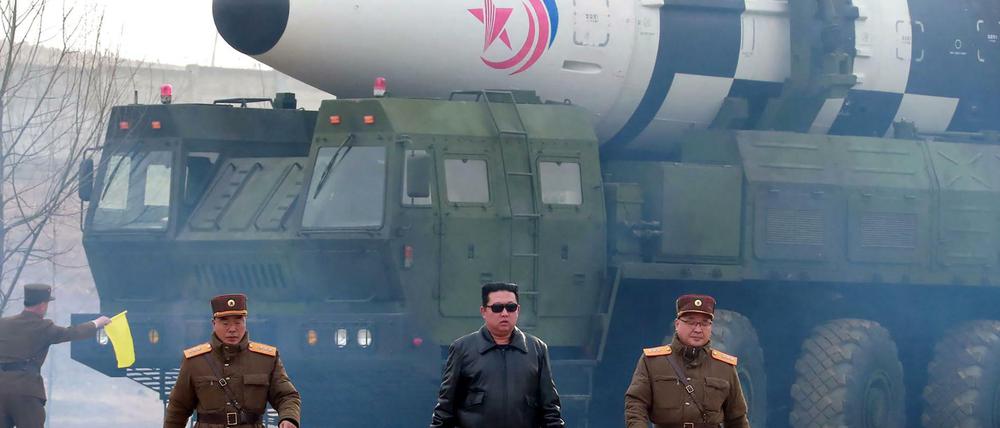 Nordkoreas Diktator Kim Jong Un (Mitte) vor der mutmaßlichen Interkontinental-Rakete neueren Typs