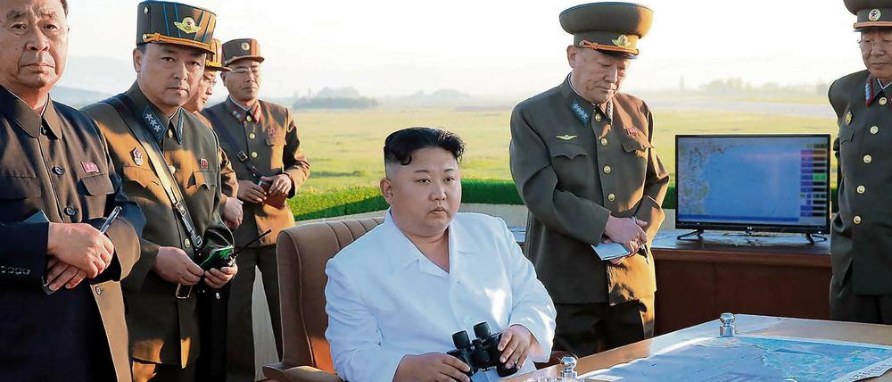 Immer wieder gern lässt sich Kim Jong Un bei angeblich geglückten Raketenstarts fotografieren.