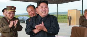 Selbstgefällig. Kim Un Jong im Kreise seiner Militärs.