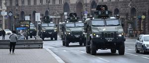 Ukrainische Militärfahrzeuge fahren Ende Februar durch Kiew.