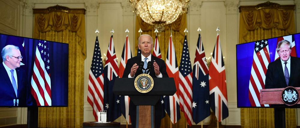 US-Präsident Joe Biden (Mitte), Australiens Regierungschef Scott Morrison (links) und der britische Premier Boris Johnson geben das U-Boot-Geschäft bekannt. 