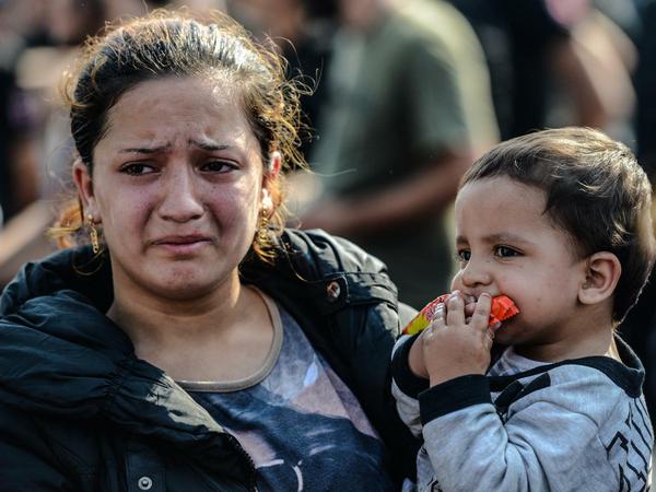 Eine Frau mit ihrem Kind ist in der Türkei von der Polizei aufgehalten worden. Sie wollte, wie Tausende andere Flüchtlinge, über die Türkei weiter nach Europa laufen. Krieg, Armut und Umweltzerstörung schlagen Hunderttausende Menschen in die Flucht. 