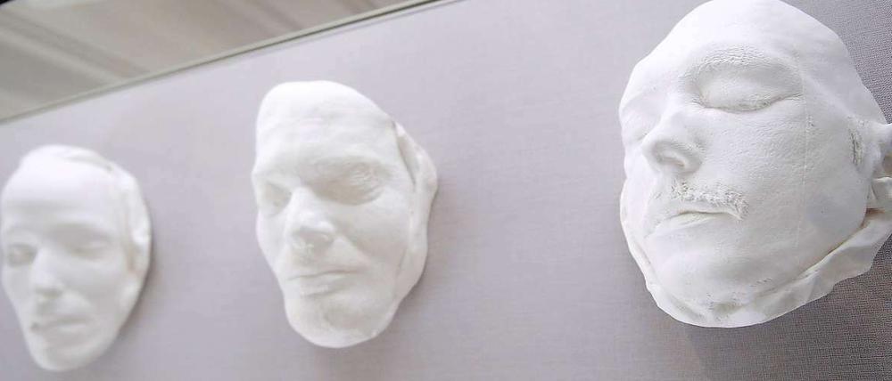 Selbstmord in Stammheim. Oder doch nicht? Das Bild zeigt die Totenmasken von Gudrun Ensslin (von links), Andreas Baader und Jan-Carl Raspe. 