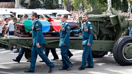 Der Sarg von Separatistenführer Alexander Sachartschenko wird auf einer Lafette mit einer Ehrengarde durch die Stadt geführt. 