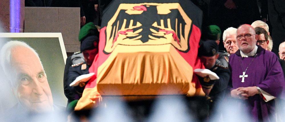 Der Sarg mit Altkanzler Helmut Kohl wird aus dem Dom zu Speyer getragen.