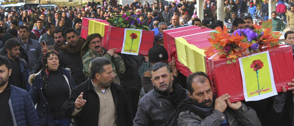 Trauernde Kurden tragen in Afrin die Särge mit Opfern eines türkischen Angriffs auf die syrische Stadt.