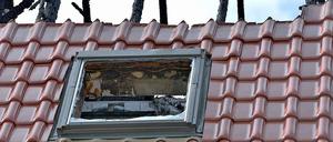 Blick auf den ausgebrannten Dachstuhl in Tröglitz.