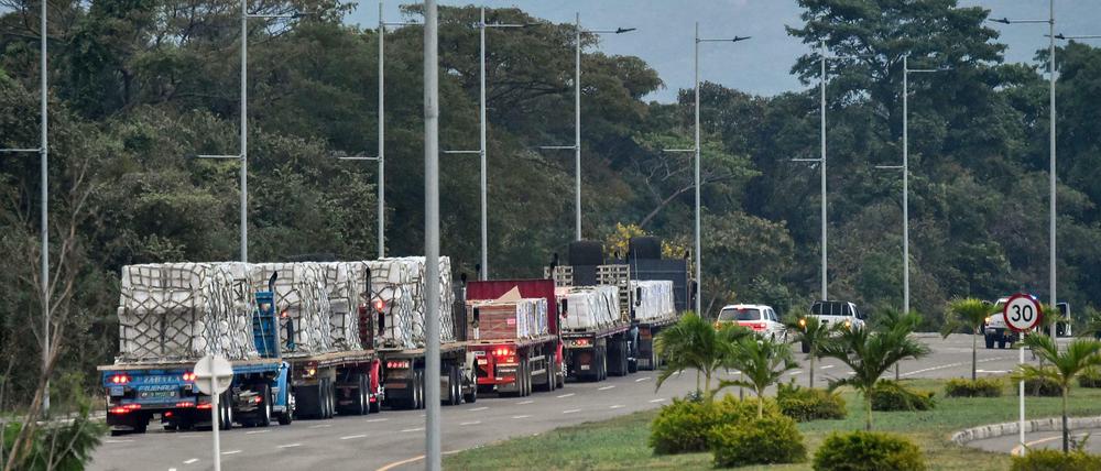 Die humanitäre Hilfe, die Oppositionsführer Guaidó versprochen hat, wird immer noch an der Grenze blockiert.