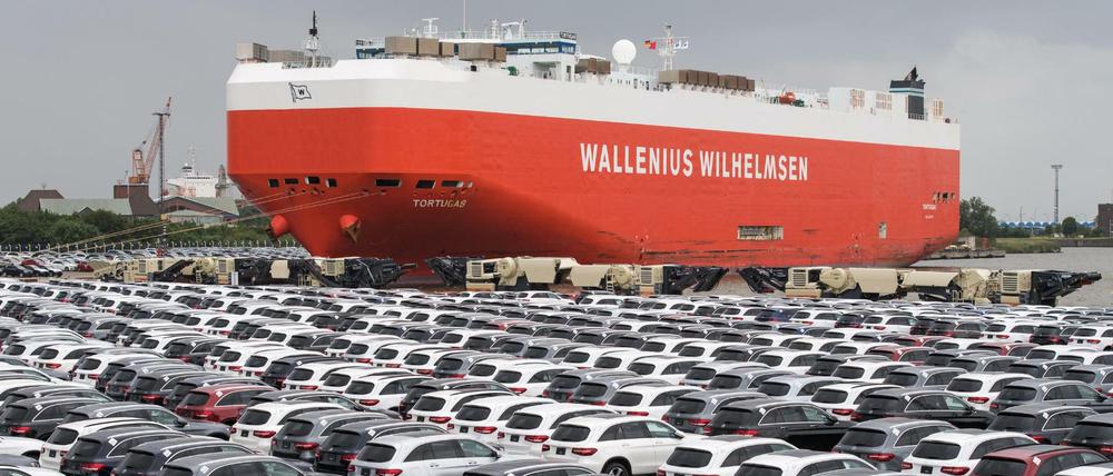 Neuwagen von Mercedes-Benz stehen auf dem Autoterminal der BLG Logistics Group in Bremerhaven. US-Präsident Donald Trump droht mit für ihren Export in die USA.