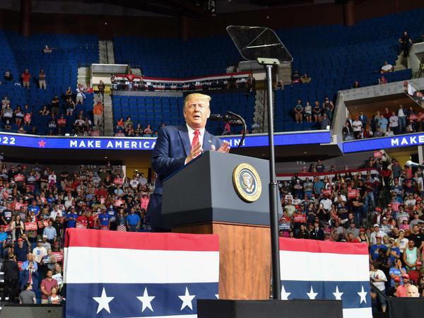 Viele Sitze bleiben leer. Präsident Donald Trump bei der Rally in Tulsa, Oklahoma. 