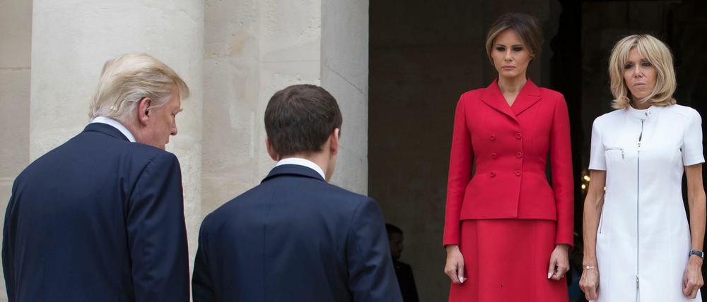 Die Ehefrauen warten: US-Präsident Trump (links) und der französische Präsident Macron