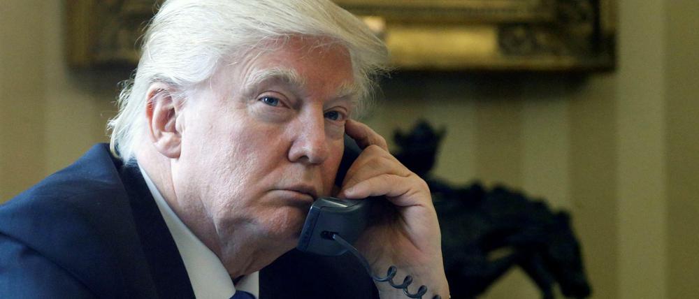 Donald Trump bei einem Telefongespräch mit dem russischen Präsidenten Putin.
