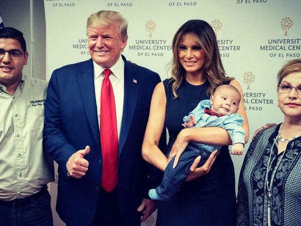 Melania und Donald Trump treffen im August 2019 mit Angehörigen von Opfern eines Anschlags mit mutmaßlich rassistischem Hintergrund in El Paso, Texas. Melania Trump hält ein Baby im Arm, das bei der Tat seine Eltern verloren hat. Links im Bild dessen Onkel.