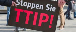 Auch wenn ein Handelsgerichtshof die Streitigkeiten zwischen Firmen und Staaten verhandeln würde, gewinnt das Freihandelsabkommen TTIP nicht unbedingt neue Anhänger. 