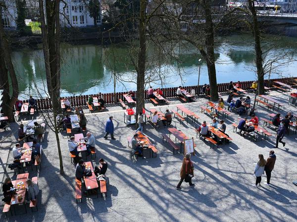 Die Bewohner Tübingens dürfen mit einem „Tagesticket“ auch wieder die Außengastronomie besuchen.