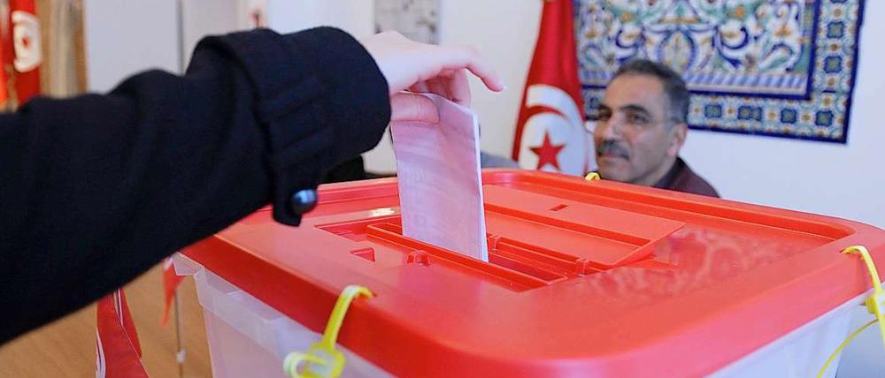 Nachdem großen Andrang auf die Wahllokale werden in Tunesien nun die Stimmen ausgezählt - erst morgen wird ein Ergebnis erwartet.