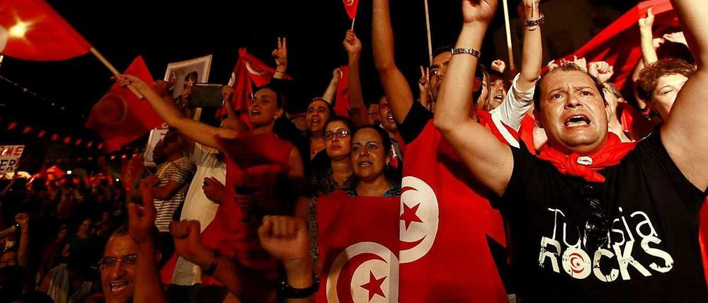 In Tunis haben Zehntausende gegen die islamistische Regierung protestiert.
