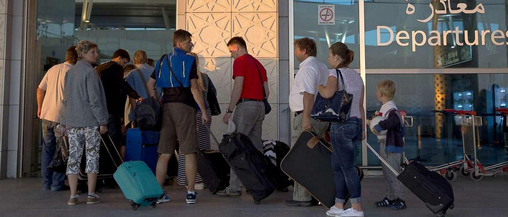 Nach dem Terroranschlag auf ein Hotel in Tunesien reisten viele Touristen so schnell wie möglich ab. 