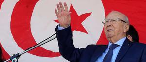 Der 87-jährige Beji Caid Essebsi gibt sich staatsmännisch. Er ist ein guter Redner und erfahrener Taktiker.