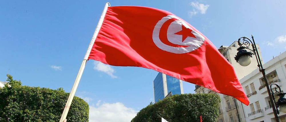 Aktivisten der Ennahda-Partei schwenken Tunesiens Flagge.
