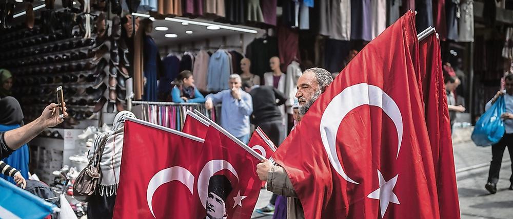 Ein mobiler Flaggenhändler in Istanbul 