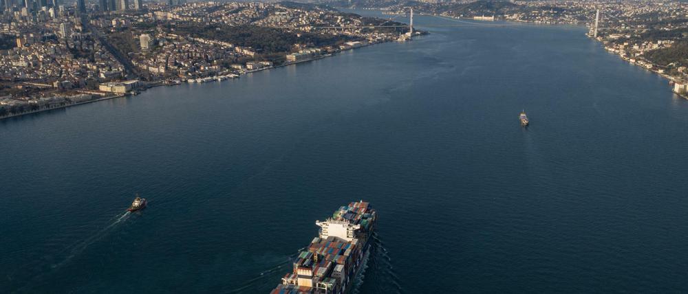 Frachtschiff auf dem Bosporus: Der neue Kanal soll Entlastung bringen für die Wasserstraße. (Archivbild) 
