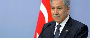 Der türkische Vize-Regierungschef Bülent Arinc - hier vor der Presse in Ankara - kündigte in Berlin eine Reform des Anti-Terror-Gesetzes an.