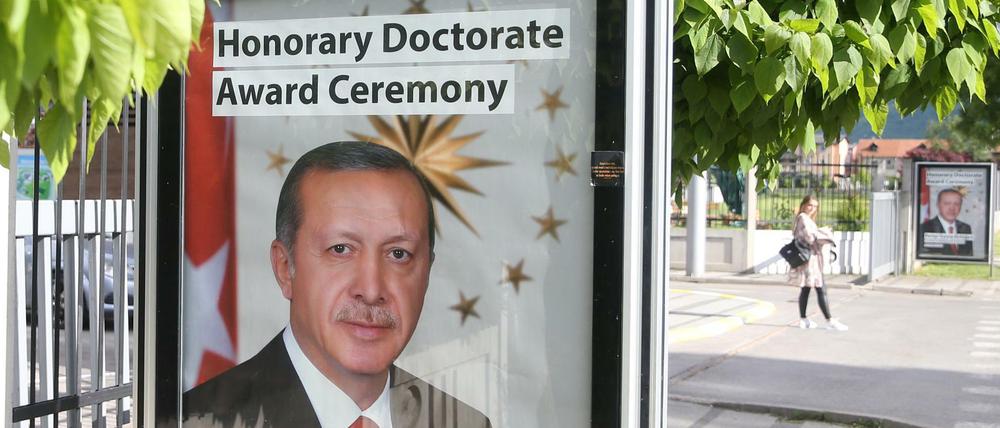 Ein Plakat vor der Universität in Sarajewo bewirbt den Auftritt von Recep Tayyip Erdogan.