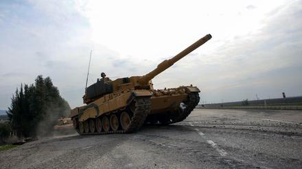 Leopard-Panzer der türkischen Armee werden bei der groß angelegten Militär-Offensive gegen kurdische Verbände in Syrien eingesetzt. 